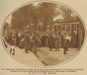 871475 Afbeelding van een grote groep kinderen van leden van de Coöperatie Oostenburg te Zuilen, die ter gelegenheid ...